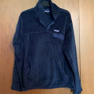 Great condition navy Patagonia pullover!